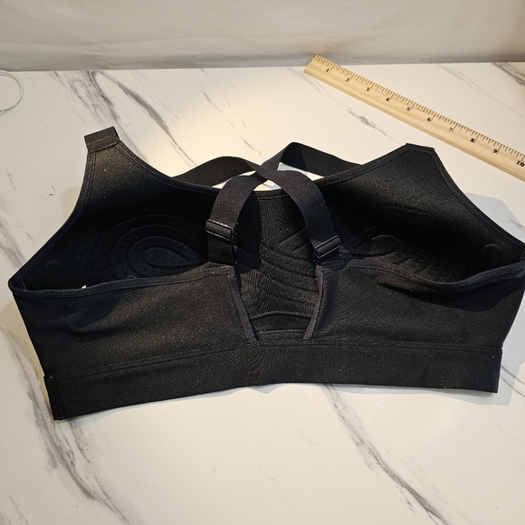 Under Armour Sports Black Bra Racer Back Adjustable Straps Style 1372559 Womens - Picture 7 of 12